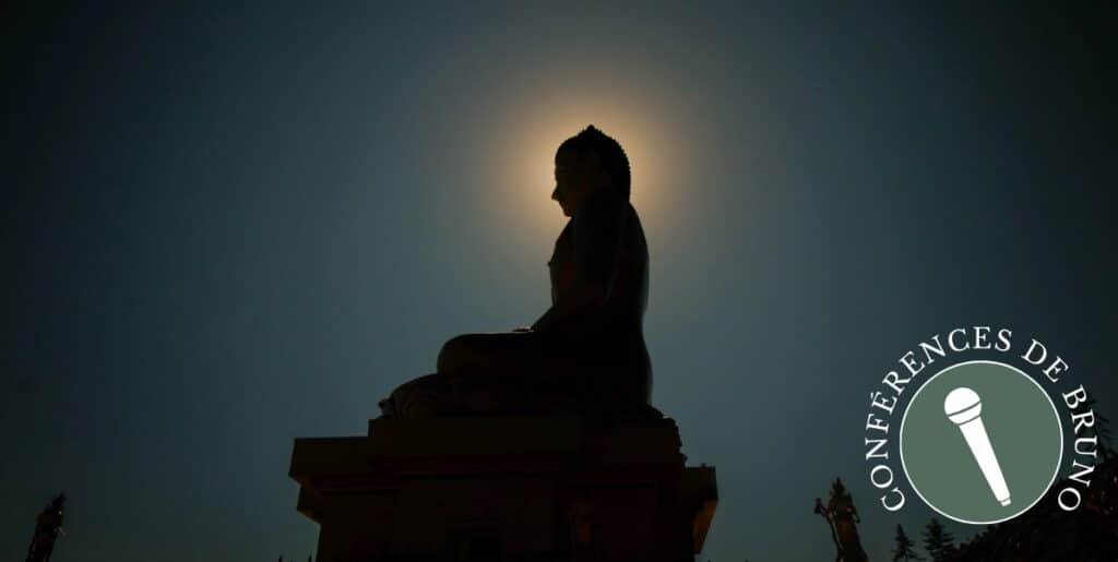 statut de bouddha au coucher du soleil, représentation de la méditation