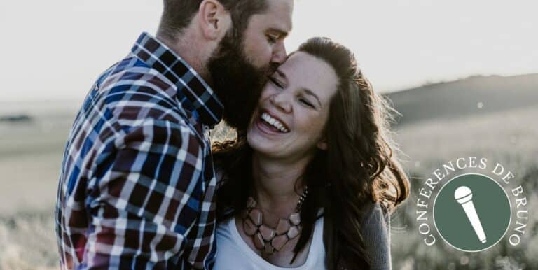 un couple heureux en train de s'embrasser dans la nature