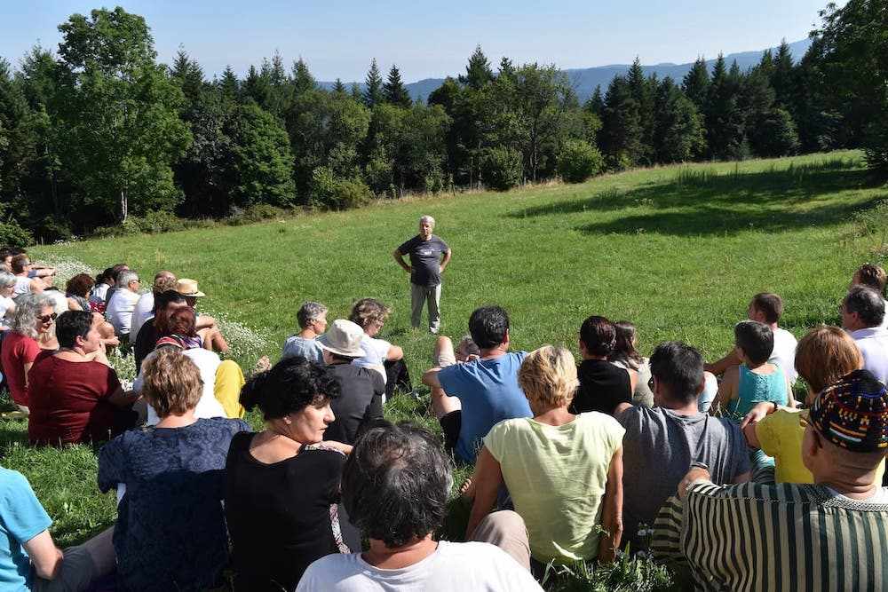 Bruno Lallement avec un groupe de personnes lors d'un atelier